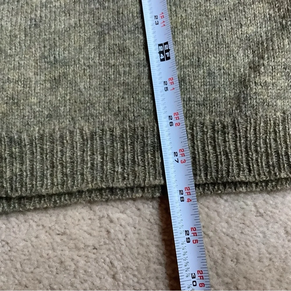 100% wool Abercrombie & Fitch  V neck Size Large